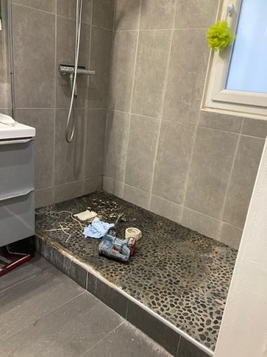 Rénovation bac à douche Paris – Avant Rénovation bac à douche Paris - Avant